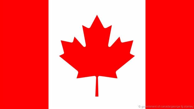 Hai dải đỏ hai bên biểu thị Thái Bình Dương và Đại Tây Dương, nền màu trắng ở giữa biểu thị quốc thổ rộng lớn của Canada, lá phong đỏ ở giữa biểu thị toàn thể nhân dân Canada cư trú trên vùng đất màu mỡ này.